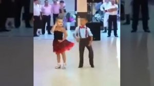 Маленькая  девочка  танцует