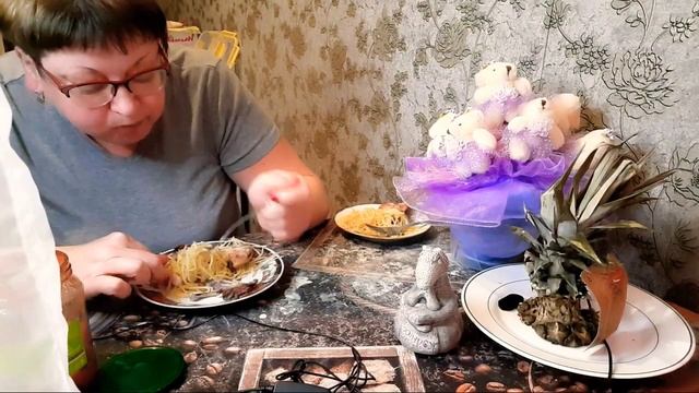 мукбанг семейныйбыстрее пожратьпока у Вики остываетмукбанг макароны с курицейобжорMukbang