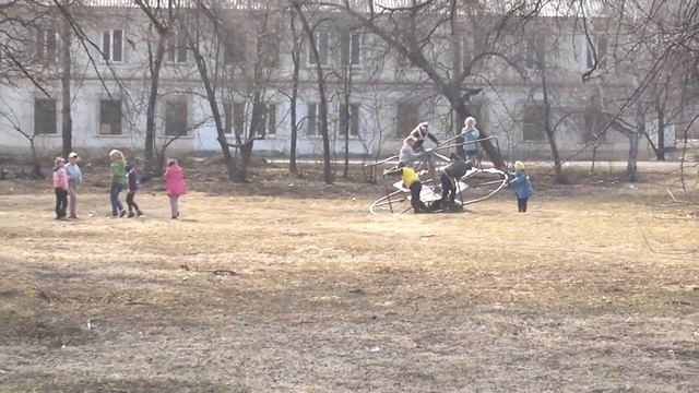 Вот на таких качелях катаются у нас дети смотреть онлайн