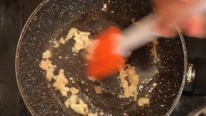 Цыплёнок табака на гриле!!+ очень вкусный соус!!