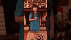 Девочка рассказывает классно Рождественского. Баллада о красках