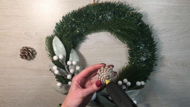 Новогодний венок с птичкой своими руками / DIY / Венок на дверь мастер класс смотреть онлайн