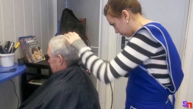 Пожилой мужчина зашел в салон подстричься – но реакция мастеров была отвратительна