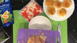 Закуска на праздничный стол из слоеного теста с крабовой начинкой