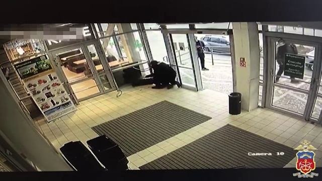 Мурманскими полицейскими задержан подозреваемый в ограблении магазина