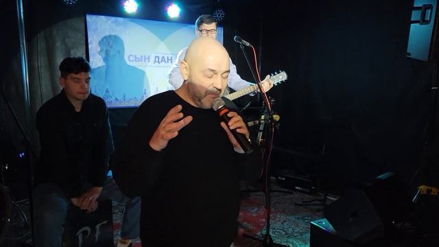 Песня о Божьей защите и молитва с просьбой о защите и Божьем мире для людей