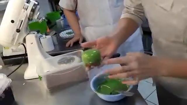 Покрытие зеркальной глазурью  десерта "Финансье"