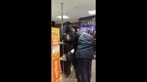 Пьяные школьники против полицейских в магазине!