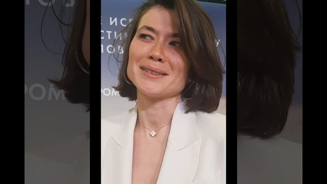 Виктория Соловьева пришла на красную  дорожку после родов с голой спиной