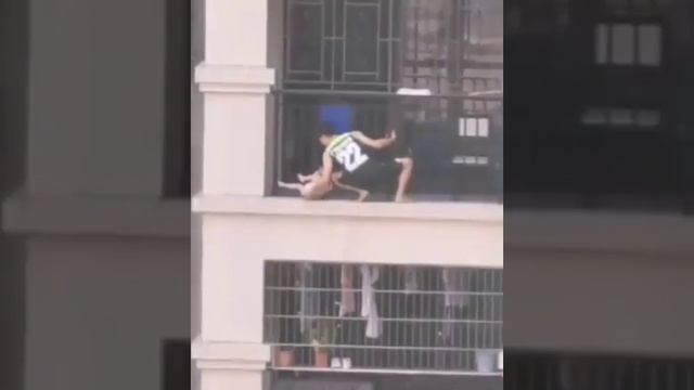 Ребенок в Китае застрял в ограждении балкона головой и едва не выпал с 8 этажа