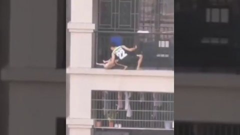 Ребенок в Китае застрял в ограждении балкона головой и едва не выпал с 8 этажа