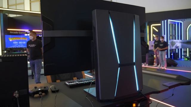 Here's a 42-inch LG C2 OLED TV that Can Transform into A Curved Gaming Monitor! смотреть онлайн