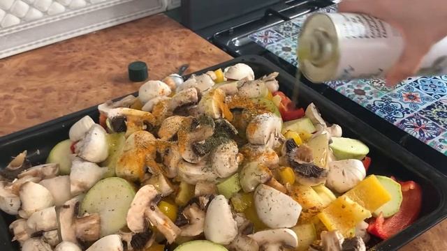Сочные и вкусные овощи запечённые в духовке под медово-соевым соусом