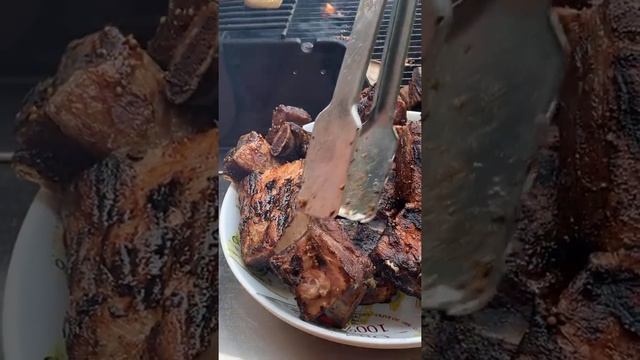 Рёбра су вид и картофель су вид на гриле