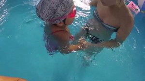 Как научить плавать ребенка? How teach to swim a child? Айлин учится плавать (gopro 5 session)