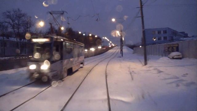 Зимний трамвай Ярославля. Вид из кабины трамвая 71-619К. смотреть онлайн