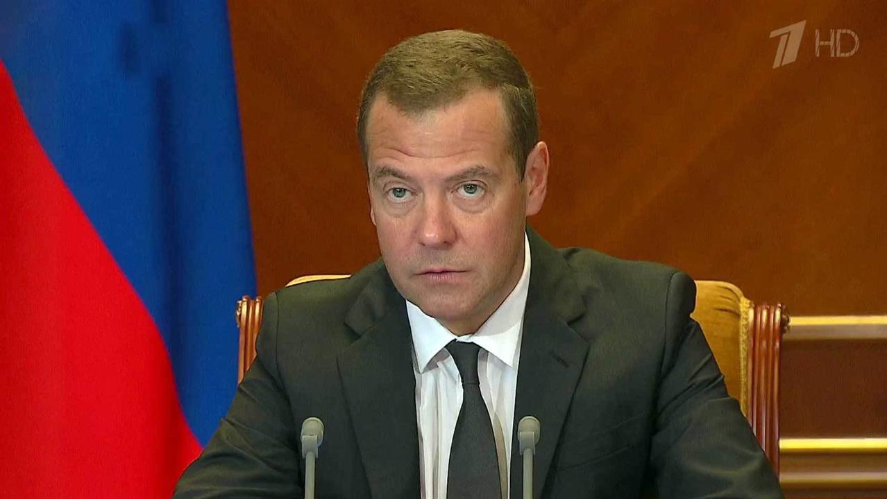 Дмитрий Медведев потребовал кардинально улучшить качество обслуживания в поликлиниках