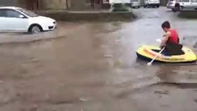 Астраханцы пересели на надувные круги смотреть онлайн