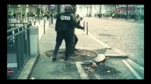 Bavure Policiere - Coups de tonfa sur les portables des gilets jaunes - 2019