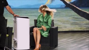 Diana Naborskaia in a green satin dress with the wind - Pearl TV (5-27-2022)