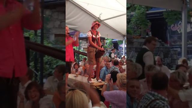 Astrid beim Dorffest in Dorfgastein смотреть онлайн