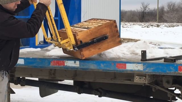 Close up view of the Ezyloader box grabbing mechanism смотреть онлайн