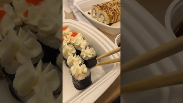 Жрать Давай!!!! Роллы из СУШИWOK Cет №5 смотреть онлайн