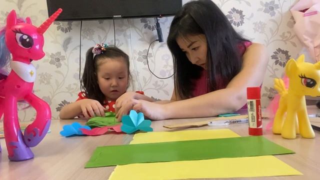 Амира делает поделку "Букет цветов" смотреть онлайн