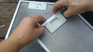 Чистим фильтры на кухонной вытяжке.
