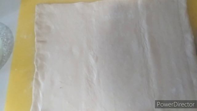 Слойки с сахаром из слоено-дрожжевого теста