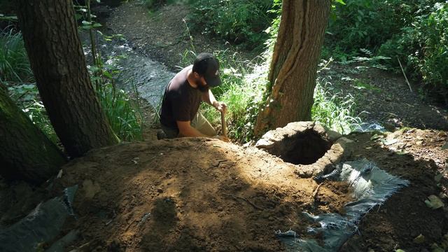 Строительство незаметного и теплого шалашика для выживания во время охоты смотреть онлайн