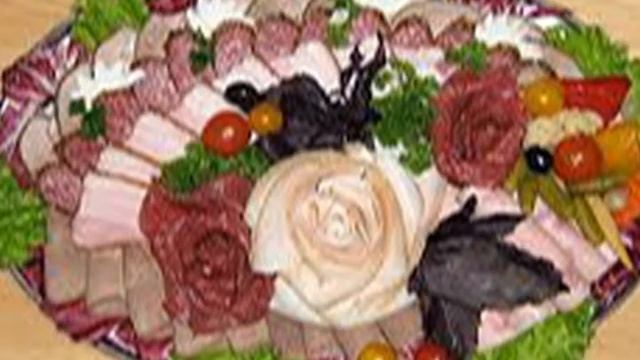 красивая мясная нарезка,нарезка колбасы на стол