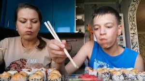 ВЛОГ НАШИ будни/МУКБАНГ СУШИ РОЛЛЫ